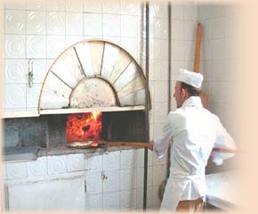 Pizza in oven to wood by Pizzeria Pietro a Metrano. Eat in restaurant Sorrento. Pizzeria in Sorrento, eat in Sorrento. Hotels restaurants Sorrento.