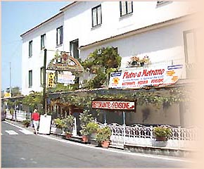 La nostra pensione  dotata di dodici camere interne ed appartamenti esterni per le famiglie numerose. Agriturismo, soggiorno,pensione, ristorante, sorrento