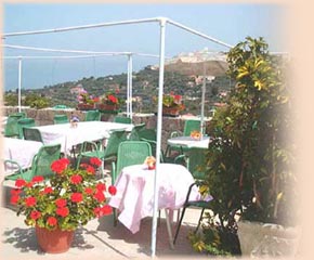 Pensione Pietro a Metrano, Hotel ristorante di Sorrento dalle caratteristiche di agriturismo, poco distante da Positano. Terrazzo panoramico dell'Hotel Ristorante Pietro a Metrano, Massa Lubrense, presso Sorrento. Caratteristico per la similitudine con un Agriturismo. Dodici km da Positano.